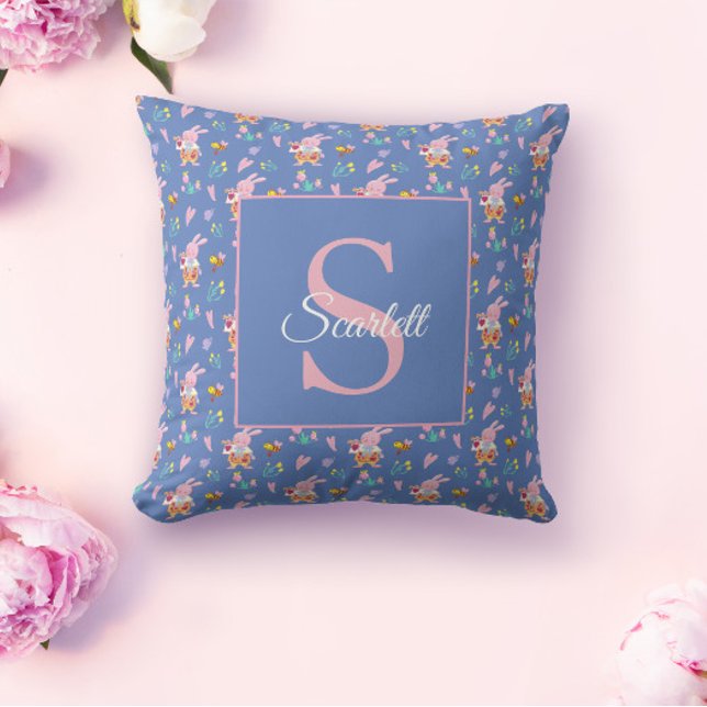 Coussin Jardin de lapin bleu motif Monogramme Nom (Créateur téléchargé)