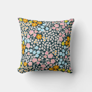 Coussin Jardin fleuri avec roses et fleurs sauvages. Vinta