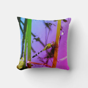 Coussin jaune rose violet : libellule verte, arc-en-ciel