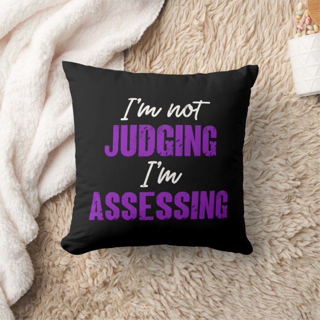 Coussin Je ne juge pas que j'évalue, Drôle travailleur soc (Couverture)