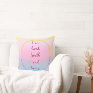 Coussin Je suis aimé, aimable et affirmation rose aimante