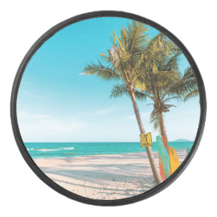 Coussin jetable avec planches de surf sur la plage
