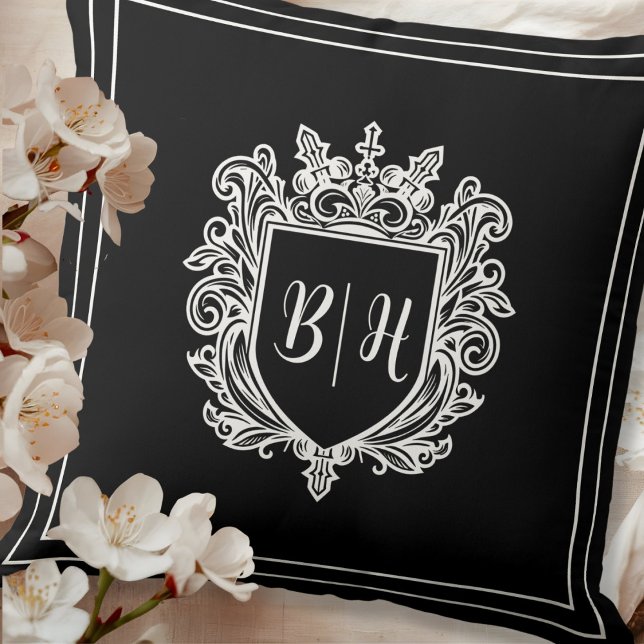 Coussin jeté noir avec initiales de crête de coupl (Créateur téléchargé)