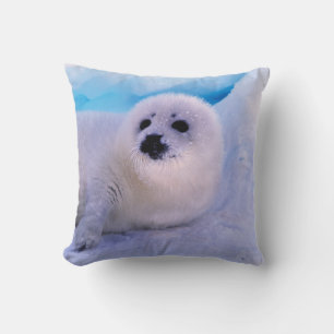 Coussin Jeune phoque de la baie couvert de flocons de neig