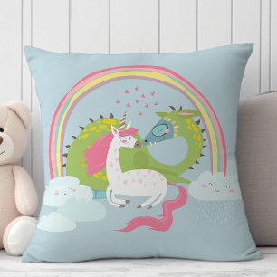 Coussin Joli licorne embrassant un dragon sous un arc-en-c