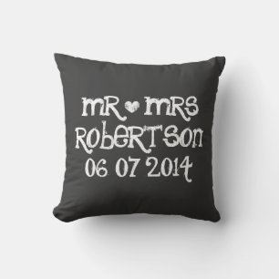 Coussin Joli M. et Mme mariage en tableau noir jettent des