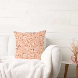 Coussin jolie petite fleur blanche sur fond rouge