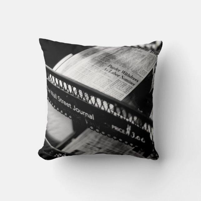 COUSSIN JOURNAUX SUR LE WALL STREET JOURNAL RACK (Recto)