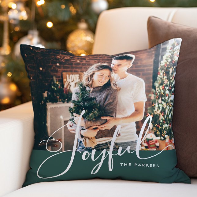 Coussin Joyeux | Élégant script et photo vert Noël (A festive, elegant Christmas pillow in green with your family's photo and modern calligraphy)