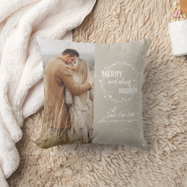 Coussin Joyeux et presque mariés Économisez notre Date Kee (Couverture)