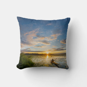 Coussin Kayakiste masculin pagayant un kayak de mer sur ea