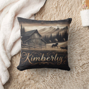 Coussin Kimberly Barn Entourée de chevaux et de montagnes