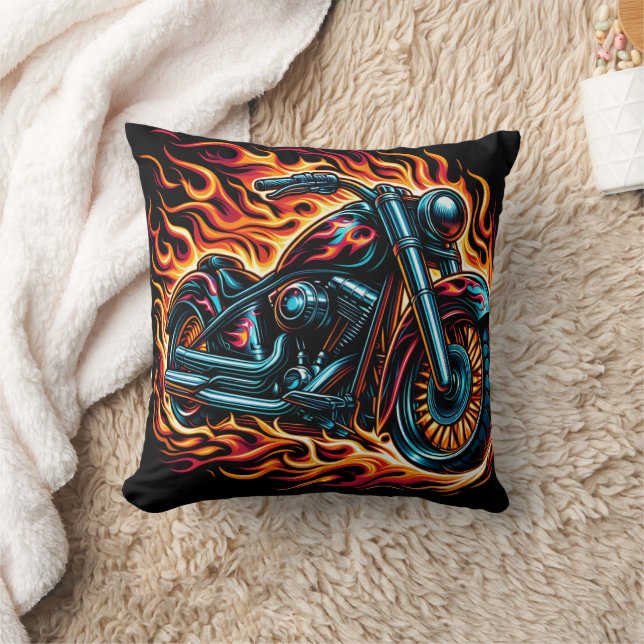 Coussin La moto rugit au milieu de flammes vives au crépus (Couverture)
