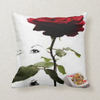 Coussin la reine des coeurs avec s'est levée