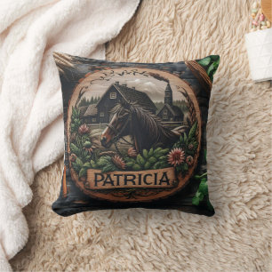 Coussin La sculpture en bois du cheval près de la ferme ru