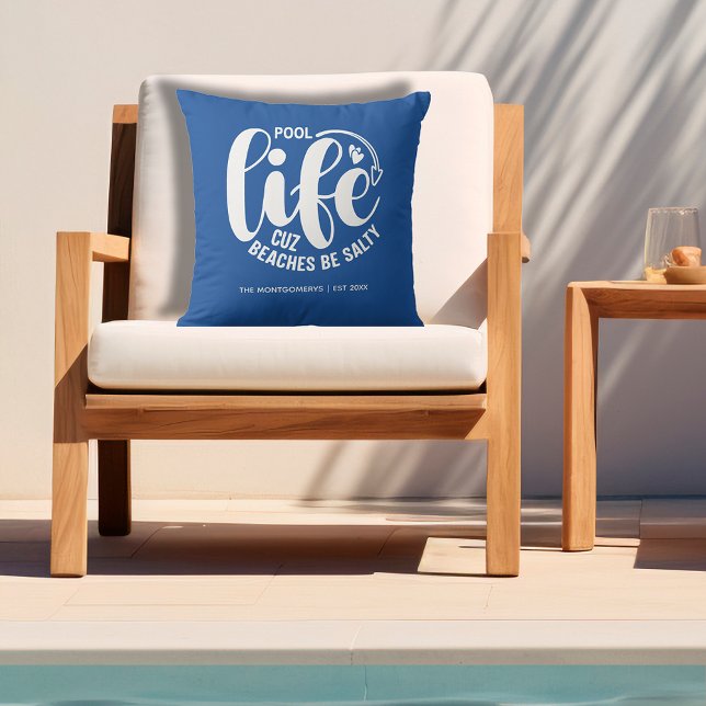 Coussin La vie en piscine est meilleure (Personalized outdoor pillow with "Pool life cuz beaches be salty")