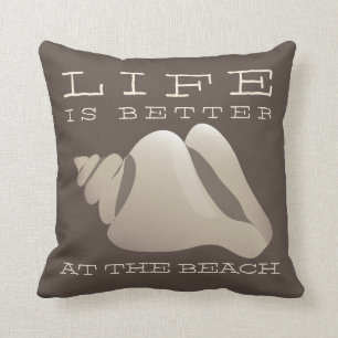 Coussin La vie est meilleure au brun et au blanc de plage
