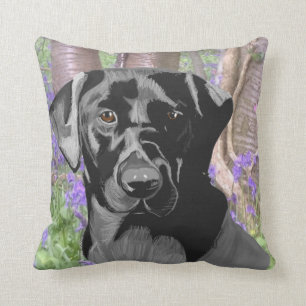 Coussin Labrador noir dans un bois de jacinthe des bois