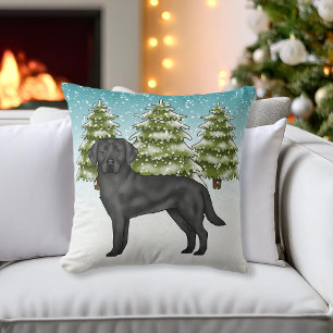 Coussin Labrador Retriever noir dans une forêt enneigée bl