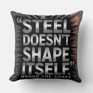 Coussin L'acier ne se façonne pas tout seul – Citation de 