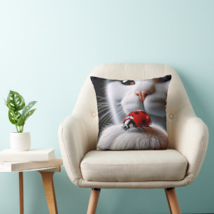 Coussin Ladybug sur la mâchoire du chat