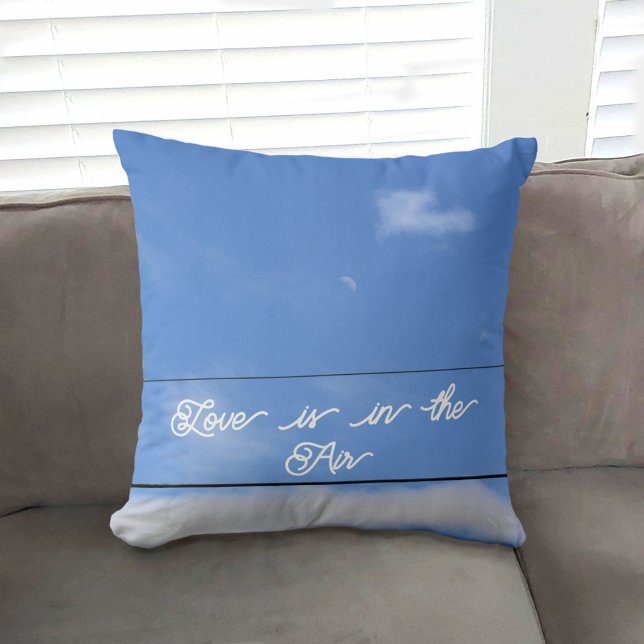 Coussin L'amour est dans le nuage en forme de coeur de l'a (Créateur téléchargé)