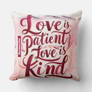 Coussin L'amour personnalisé est patient chrétien