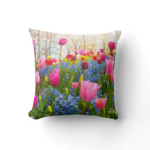 Lancer des fleurs de printemps d'oreiller