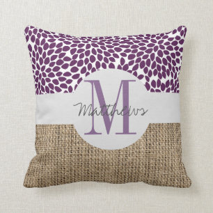 Coussin Lancer l'oreiller par un monogramme violet rustiqu