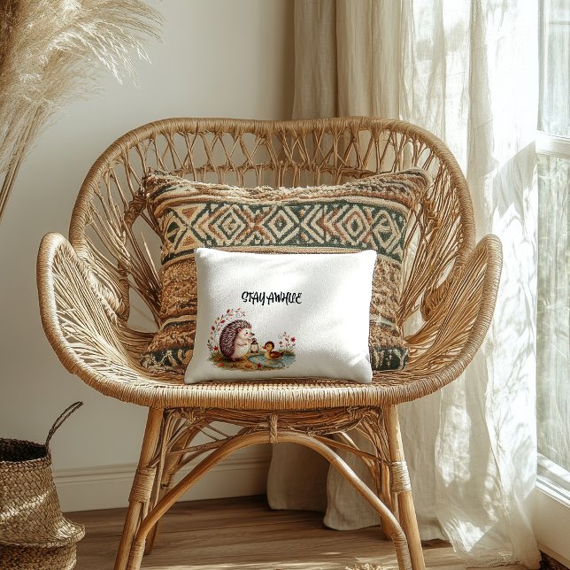 Coussin LanternPond Pals Hérisson de la forêt Canard  (Where Woodland Friendship Meets Cozy Comfort)