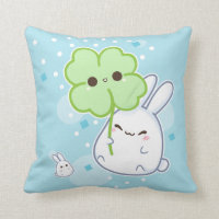 Lapin blanc mignon avec le trèfle de kawaii
