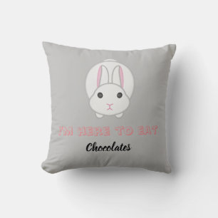 Coussin lapin de Pâques attendant de manger des chocolats