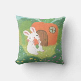 Coussin Lapin heureux avec carotte en forêt