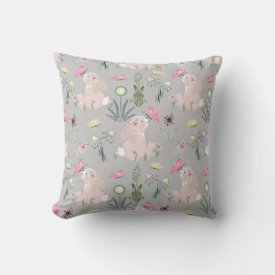 Coussin lapin mignon avec fleurs et papillons