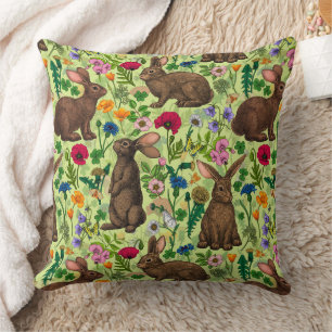 Coussin Lapins et fleurs sauvages sur le vert miel