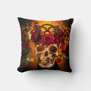 Coussin Le crâne humain sur la table noire se trouve dans