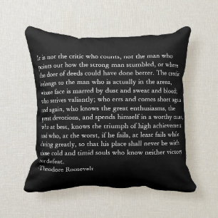 Coussin Le crédit appartient à l'homme dans l'arène