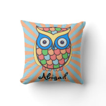 Le hibou mignon badine la pièce