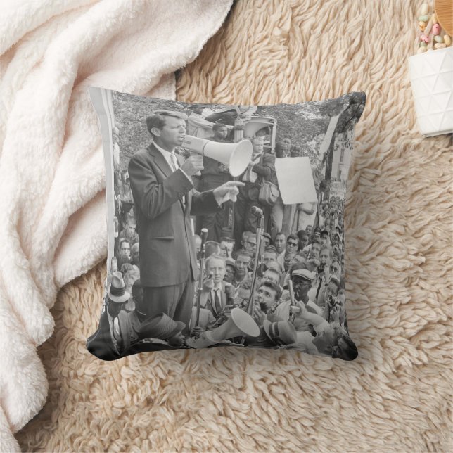 Coussin Le sénateur Robert Kennedy en campagne pour le pré (Couverture)
