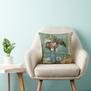 Coussin Le Vase Bleu (Fleurs et Fruits) par Paul Cezanne