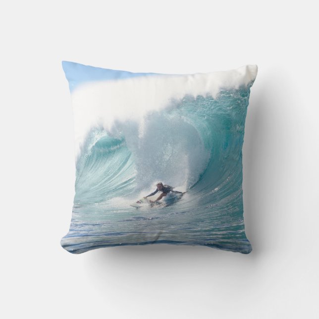 Coussin Légende Rochelle Ballard de surf surfant la vague (Recto)