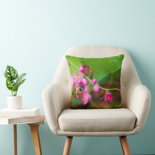 Coussin Les abeilles Sur Les Fleurs De Vins De Corail Phot