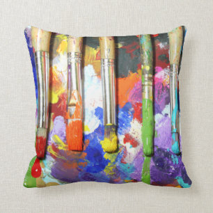 Coussin Les brosses de l'artiste en cours d'arcs-en-ciel