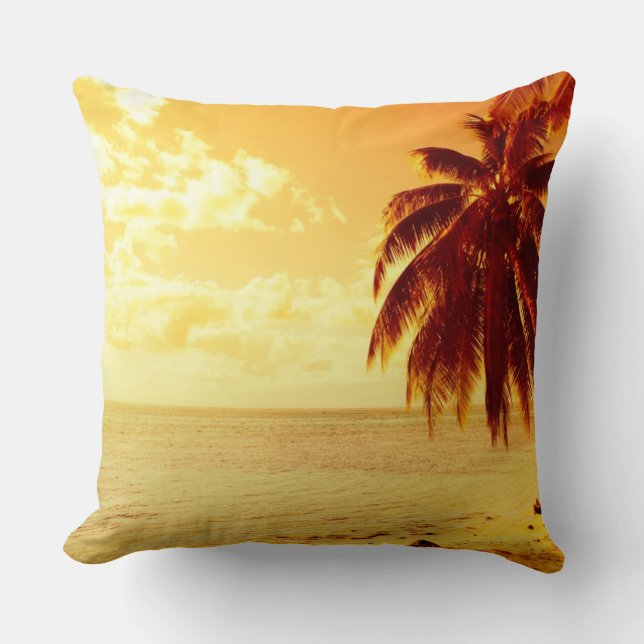 Coussin Les palmiers tropicaux à une plage au coucher du (Recto)