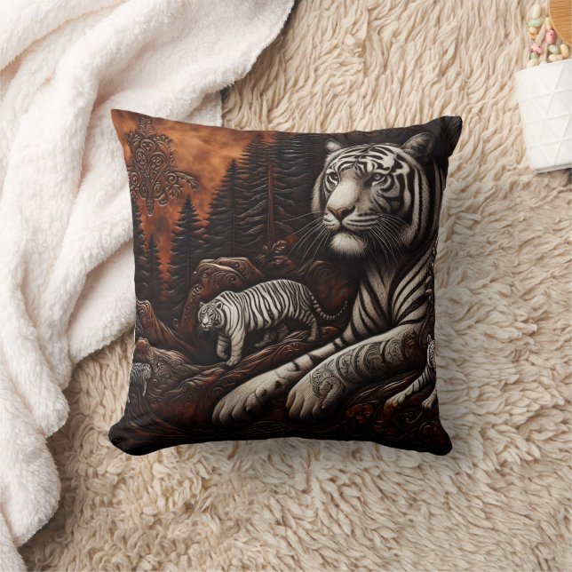 Coussin Les tigres du Bengale dans une forêt dense à Dusk (Couverture)