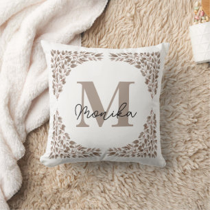Coussin Lettre M monogramme en bouquet de feuilles marron 