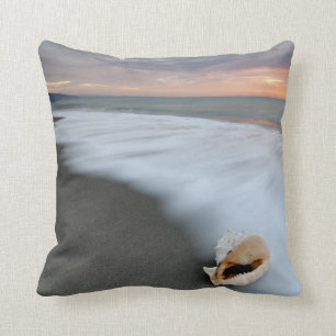 Coussin Lever de soleil sur la plage et Shell