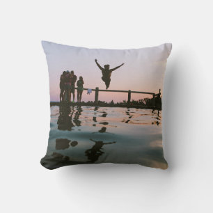 Coussin L'homme saute dans l'air moyen sur le plan d'eau