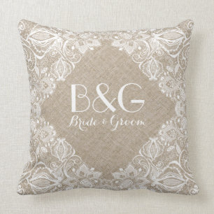 Coussin Linge Beige Monographié Et Cadre En Dentelle Blanc