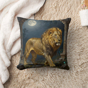 Coussin Lion majestueux se promenant sous la lumière de la